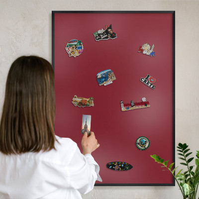Wandbord voor magneten in een zwarte lijst Levendig bordeauxrood