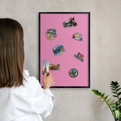 Wandbord voor magneten in een zwarte lijst Koel roze