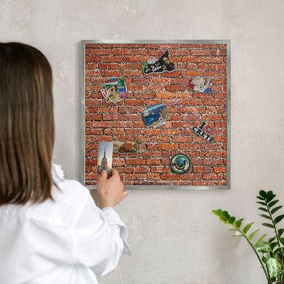 Decoratief metalen magneetbord in een zilveren lijst Baksteenmotief