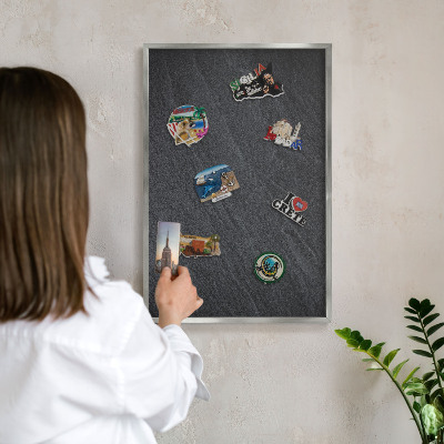 Magneetbord voor souvenir magneten met zilveren lijst Grijze textuur