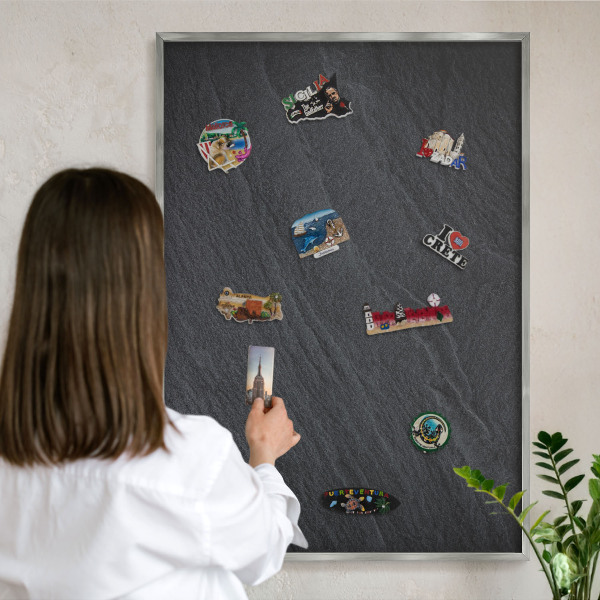 Magneetbord voor souvenir magneten met zilveren lijst Grijze textuur