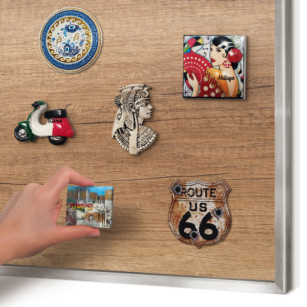 Decoratief metalen magneetbord in een zilveren lijst Houtstructuur