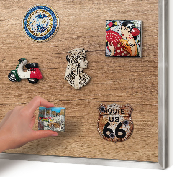 Decoratief metalen magneetbord in een zilveren lijst Houtstructuur