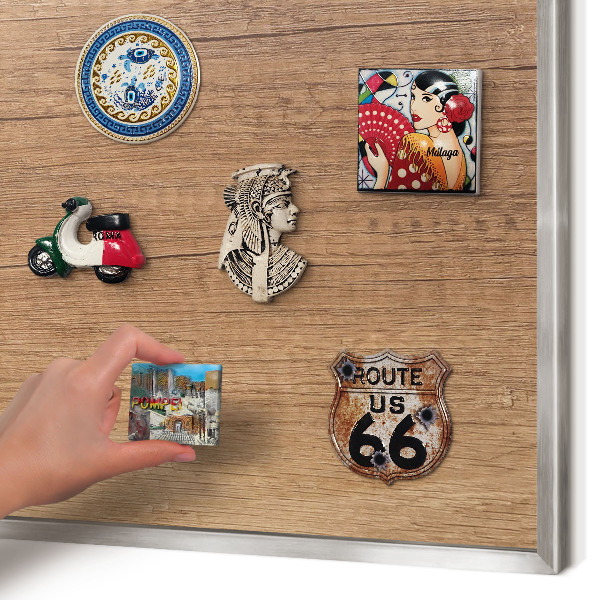 Decoratief metalen magneetbord in een zilveren lijst Houtstructuur