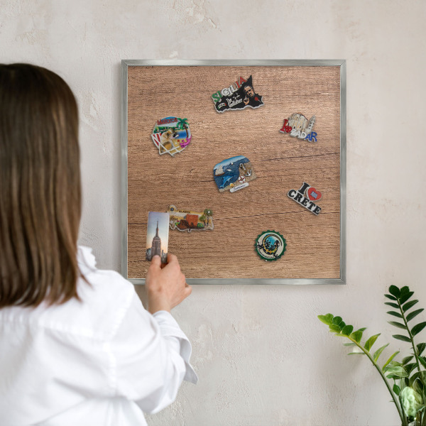 Decoratief metalen magneetbord in een zilveren lijst Houtstructuur