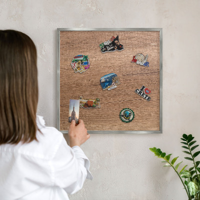 Decoratief metalen magneetbord in een zilveren lijst Houtstructuur