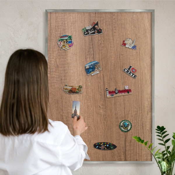 Decoratief metalen magneetbord in een zilveren lijst Houtstructuur
