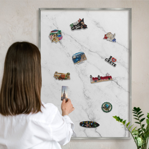 Magneetbord voor souvenir magneten met zilveren lijst Marmerpatroon