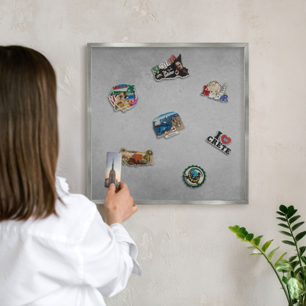 Decoratief metalen magneetbord in een zilveren lijst Zilveren mist
