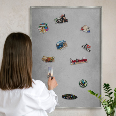 Decoratief metalen magneetbord in een zilveren lijst Zilveren mist