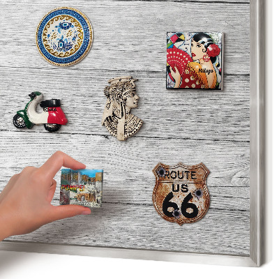 Magneetbord voor souvenir magneten met zilveren lijst Houtstructuur