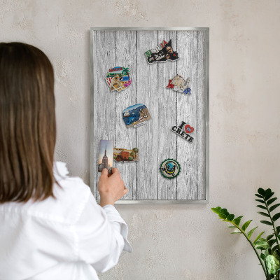 Magneetbord voor souvenir magneten met zilveren lijst Houtstructuur