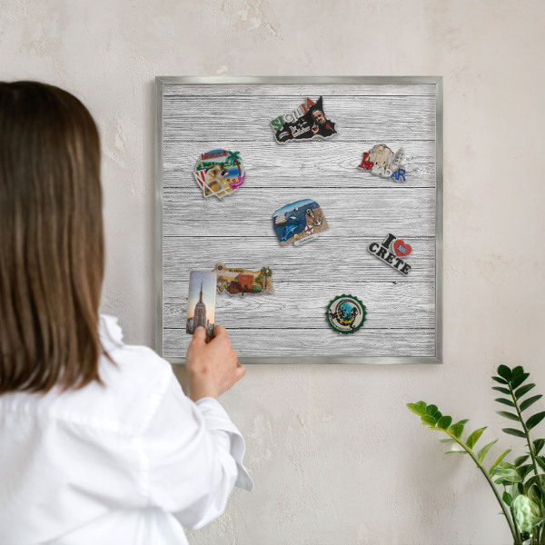 Magneetbord voor souvenir magneten met zilveren lijst Houtstructuur