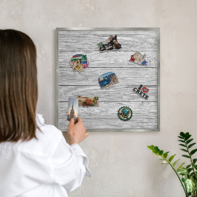 Magneetbord voor souvenir magneten met zilveren lijst Houtstructuur