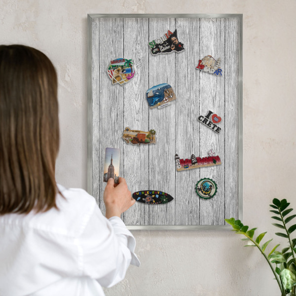 Magneetbord voor souvenir magneten met zilveren lijst Houtstructuur