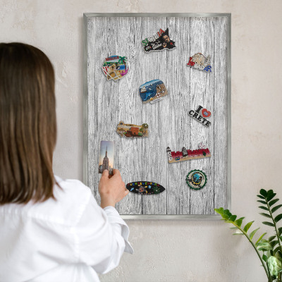 Magneetbord voor souvenir magneten met zilveren lijst Houtstructuur