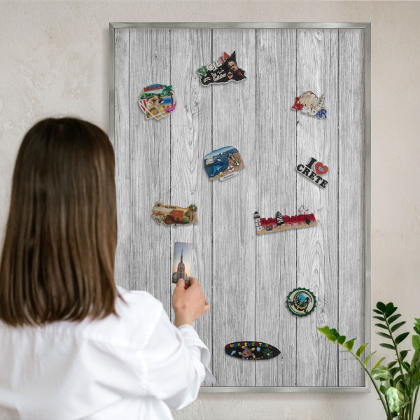 Magneetbord voor souvenir magneten met zilveren lijst Houtstructuur