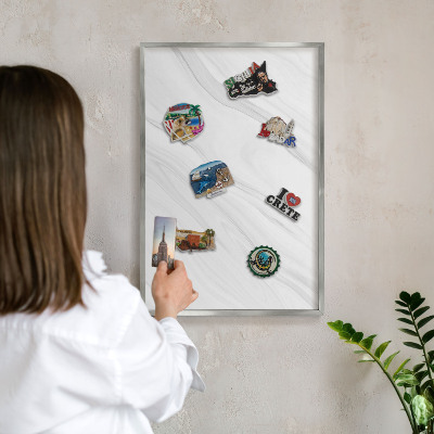 Decoratief metalen magneetbord in een zilveren lijst Subtiel marmer