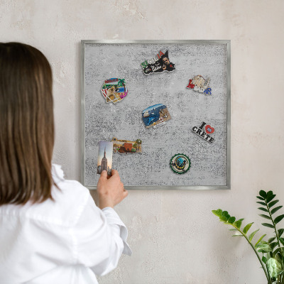 Decoratief metalen magneetbord in een zilveren lijst Grijs oppervlak