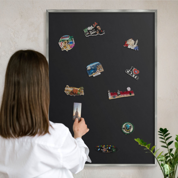 Magneetbord voor souvenir magneten met zilveren lijst Zwart