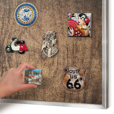 Magneetbord voor souvenir magneten met zilveren lijst Houtstructuur