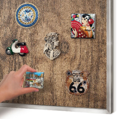 Magneetbord voor souvenir magneten met zilveren lijst Houtstructuur