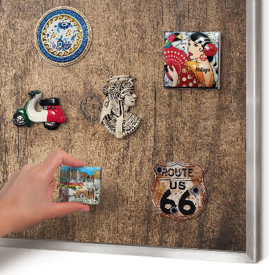 Magneetbord voor souvenir magneten met zilveren lijst Houtstructuur