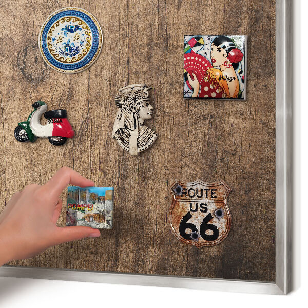 Magneetbord voor souvenir magneten met zilveren lijst Houtstructuur