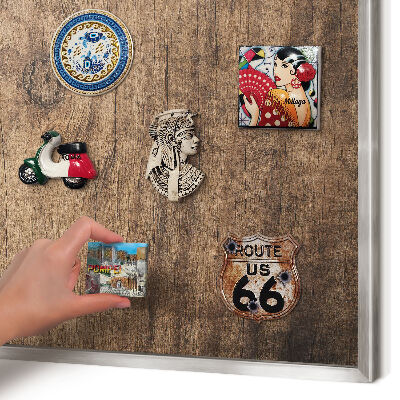 Magneetbord voor souvenir magneten met zilveren lijst Houtstructuur