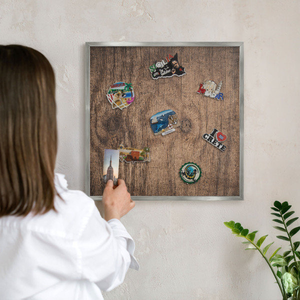 Magneetbord voor souvenir magneten met zilveren lijst Houtstructuur