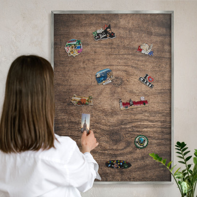 Magneetbord voor souvenir magneten met zilveren lijst Houtstructuur