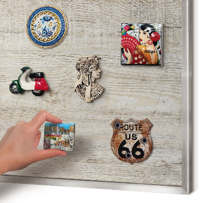 Magneetbord voor souvenir magneten met zilveren lijst Houtstructuur