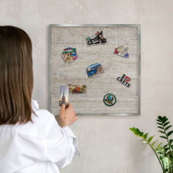 Magneetbord voor souvenir magneten met zilveren lijst Houtstructuur