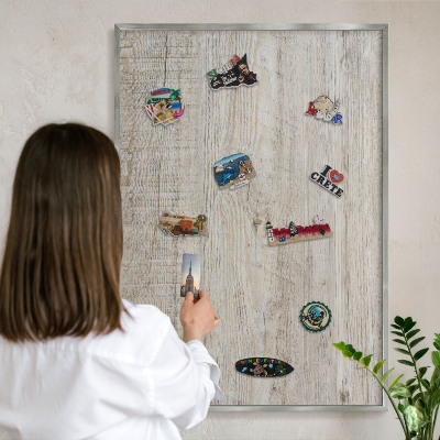 Magneetbord voor souvenir magneten met zilveren lijst Houtstructuur