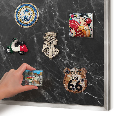Magneetbord voor souvenir magneten met zilveren lijst Zwart marmer