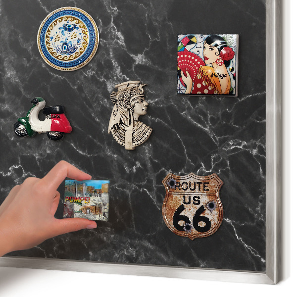 Magneetbord voor souvenir magneten met zilveren lijst Zwart marmer