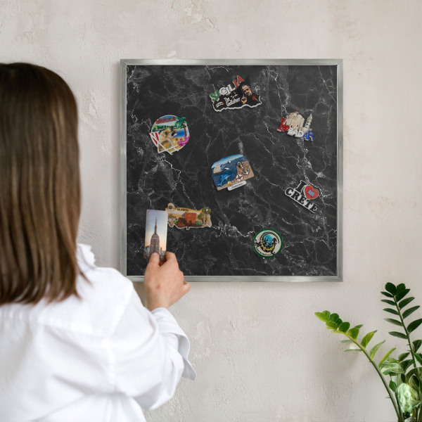 Magneetbord voor souvenir magneten met zilveren lijst Zwart marmer