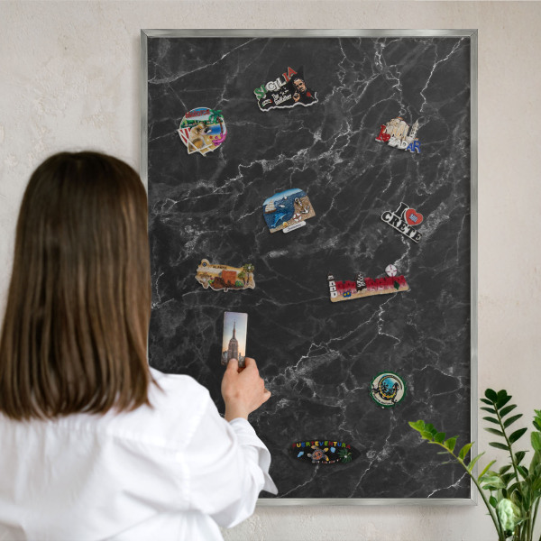 Magneetbord voor souvenir magneten met zilveren lijst Zwart marmer