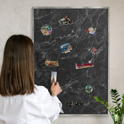 Magneetbord voor souvenir magneten met zilveren lijst Zwart marmer