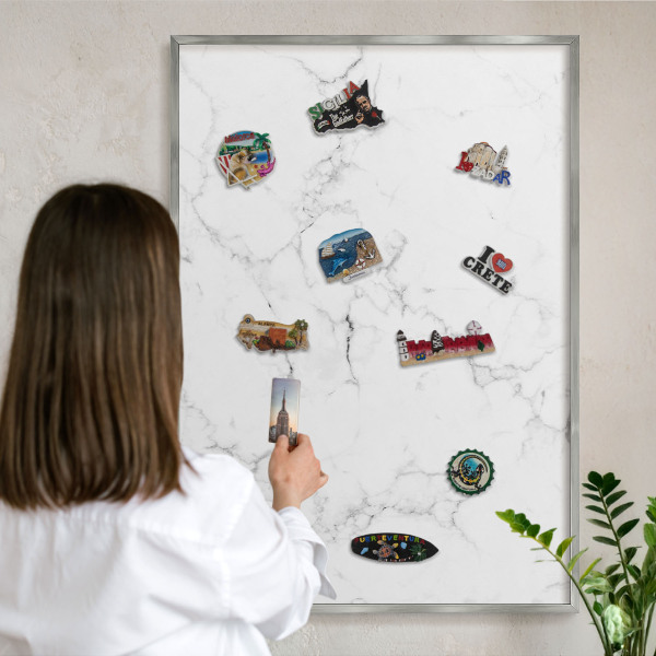 Magneetbord voor souvenir magneten met zilveren lijst Marmerpatroon