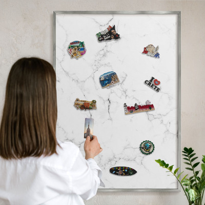 Magneetbord voor souvenir magneten met zilveren lijst Marmerpatroon
