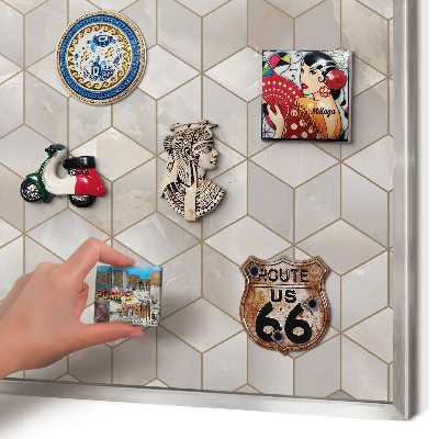 Decoratief metalen magneetbord in een zilveren lijst Kubieke achtergrond
