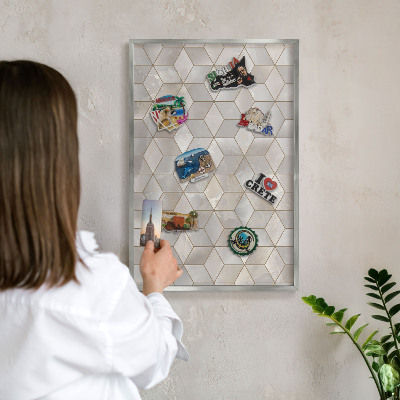 Decoratief metalen magneetbord in een zilveren lijst Kubieke achtergrond