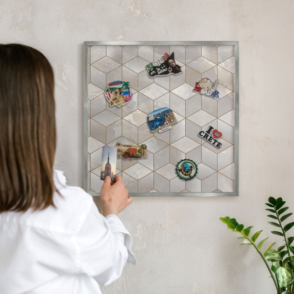 Decoratief metalen magneetbord in een zilveren lijst Kubieke achtergrond