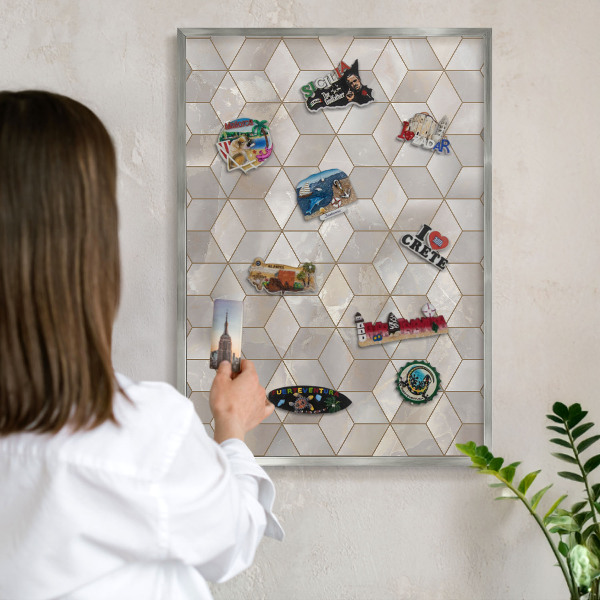 Decoratief metalen magneetbord in een zilveren lijst Kubieke achtergrond