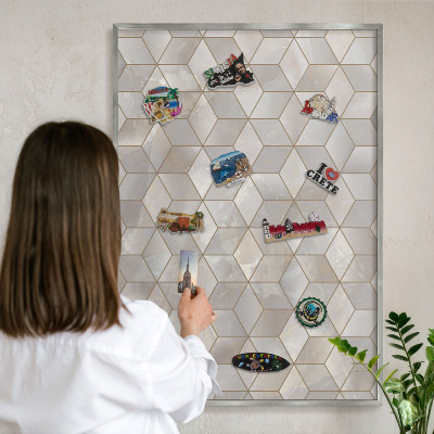 Decoratief metalen magneetbord in een zilveren lijst Kubieke achtergrond
