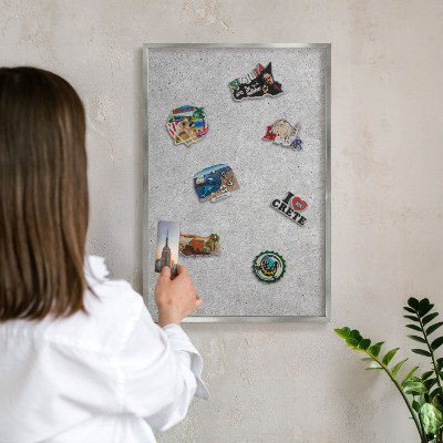 Magneetbord voor souvenir magneten met zilveren lijst Grijze textuur