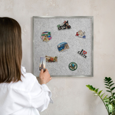 Magneetbord voor souvenir magneten met zilveren lijst Grijze textuur