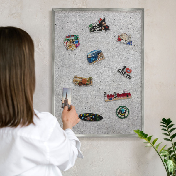 Magneetbord voor souvenir magneten met zilveren lijst Grijze textuur