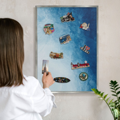 Decoratief metalen magneetbord in een zilveren lijst Blauwe abstracties